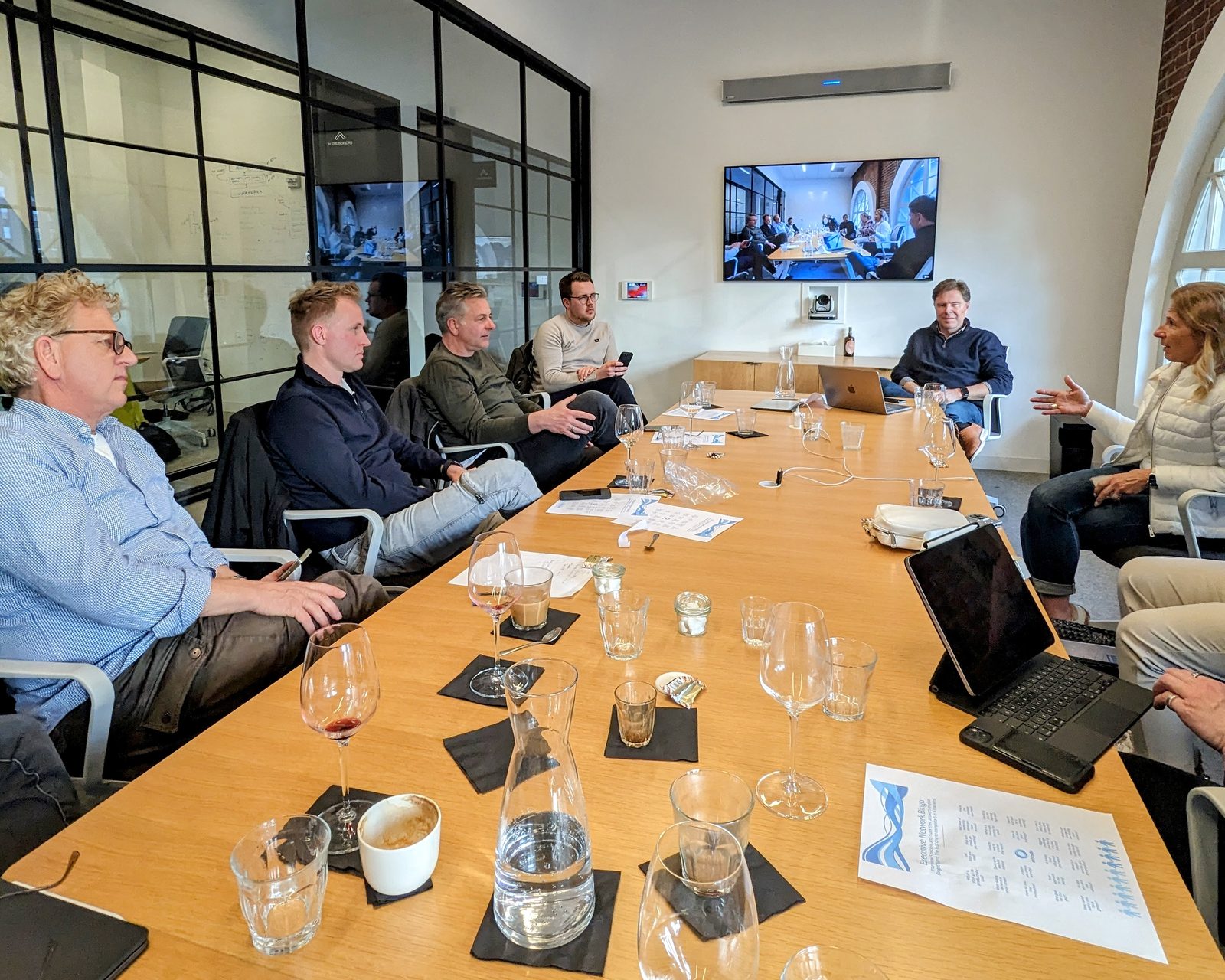 Entrepreneurs and consultants in discussion around a conference table – an advisory circle meeting