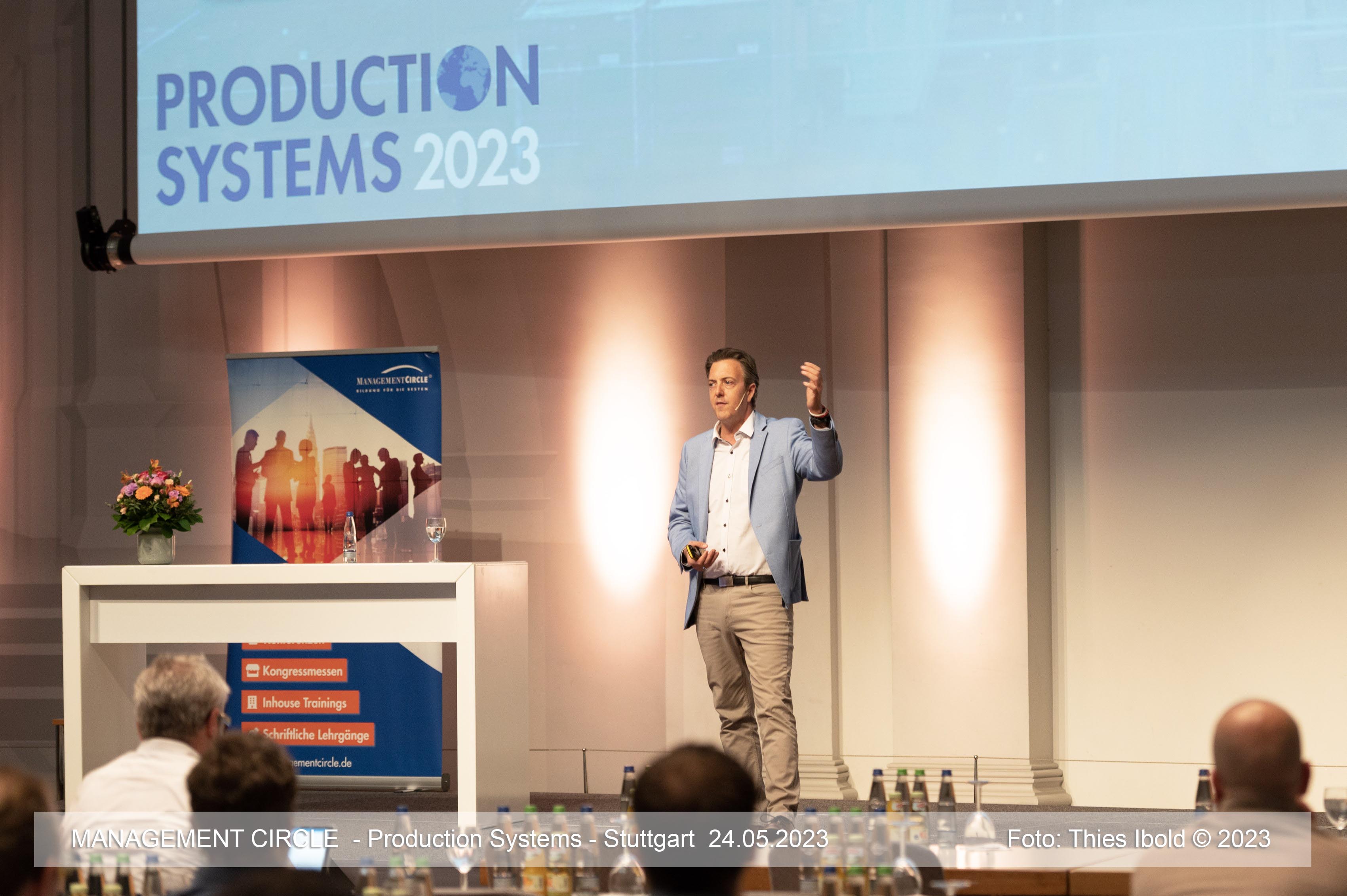 Roman Weishäupl on stage at the Production Systems Conference in Stuttgart, May 2023