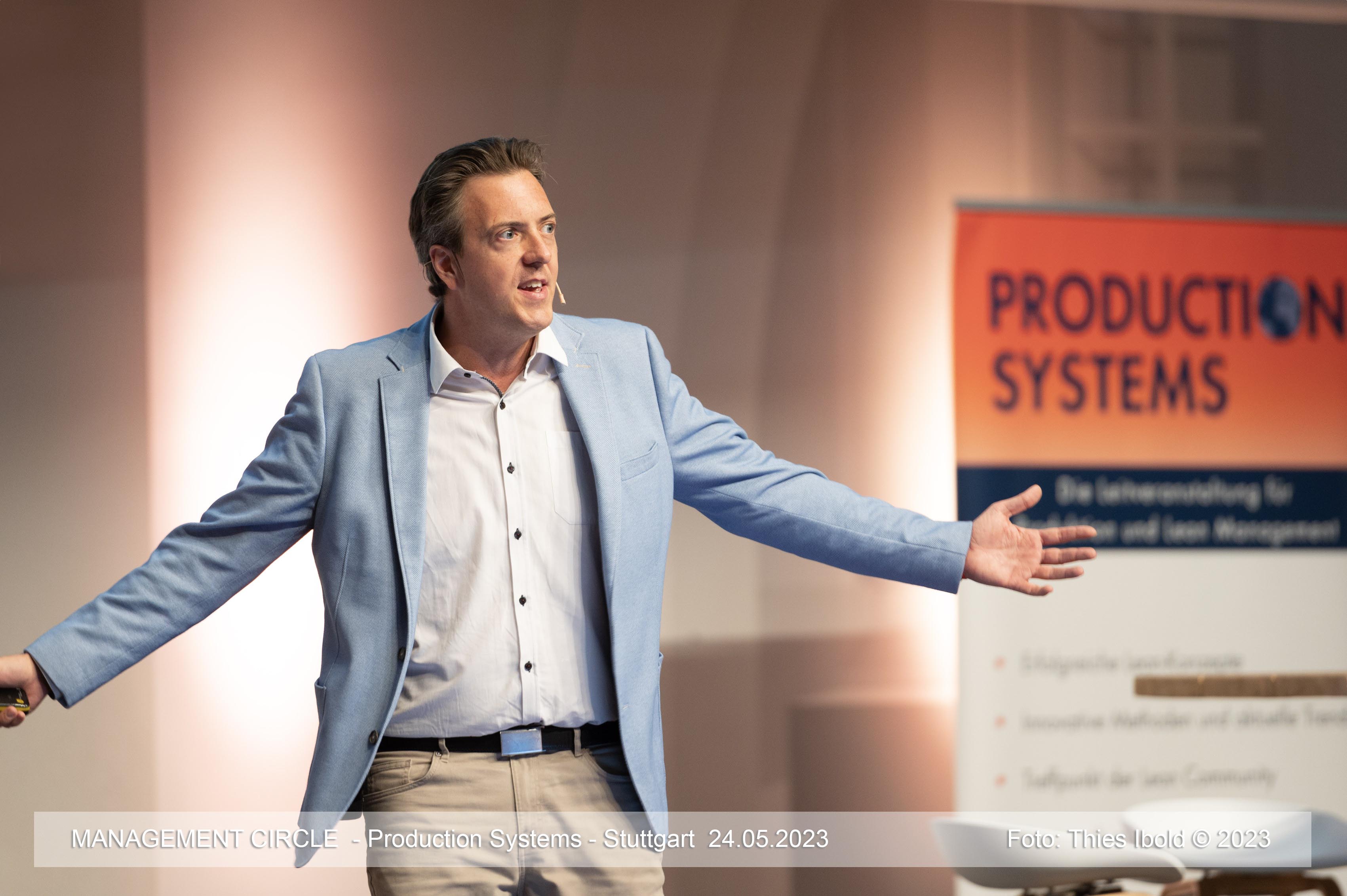 Roman Weishäupl presenting the three technology waves — AI, Robotics, and Longevity — to the audience