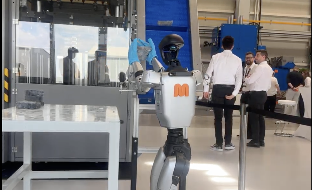 Humanoider Roboter in der Fabrikhalle bei Maplan – Pilotprojekt mit Terra Robotics