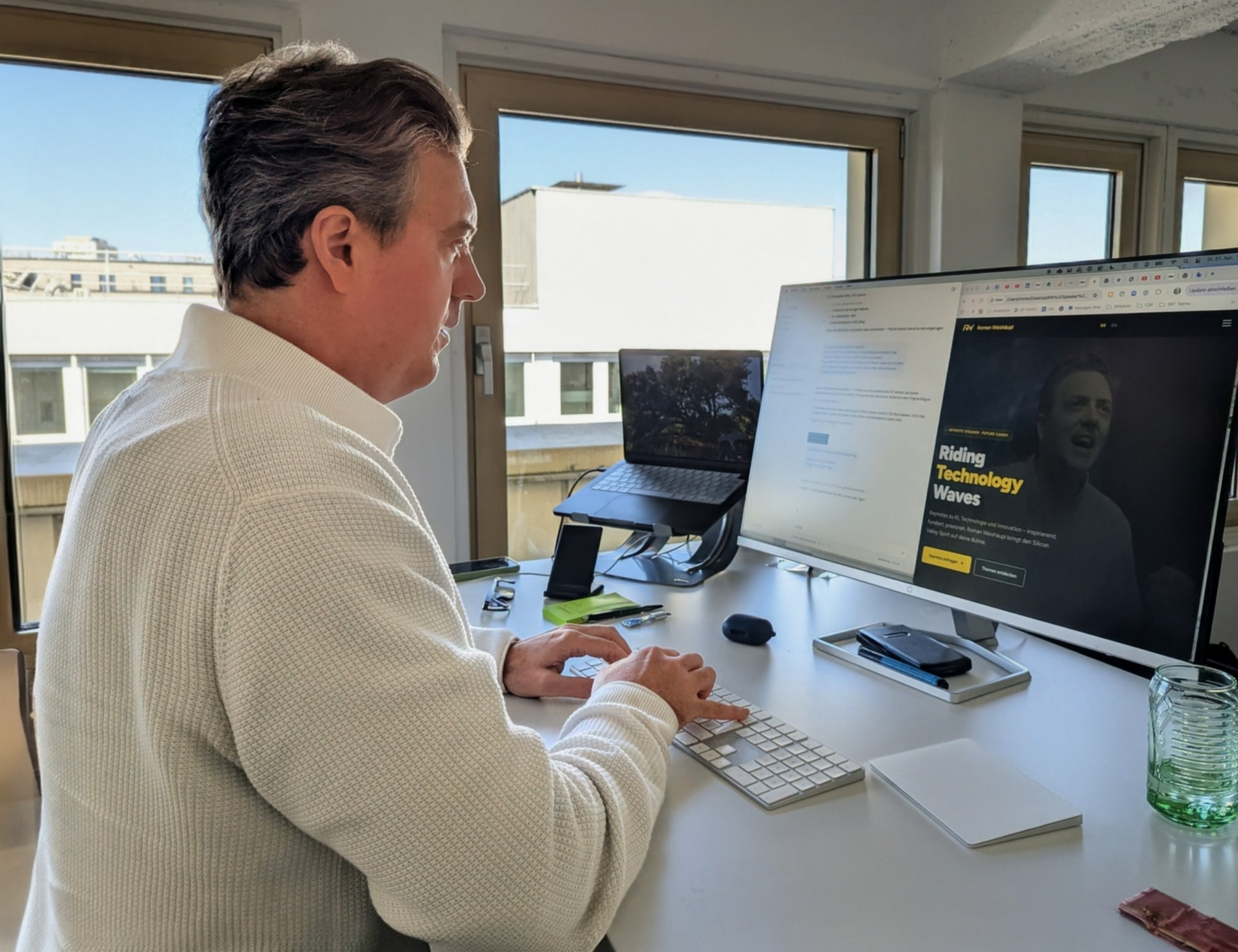 Roman Weishäupl beim Vibe Coding – die neue Speaker-Website entsteht am Laptop