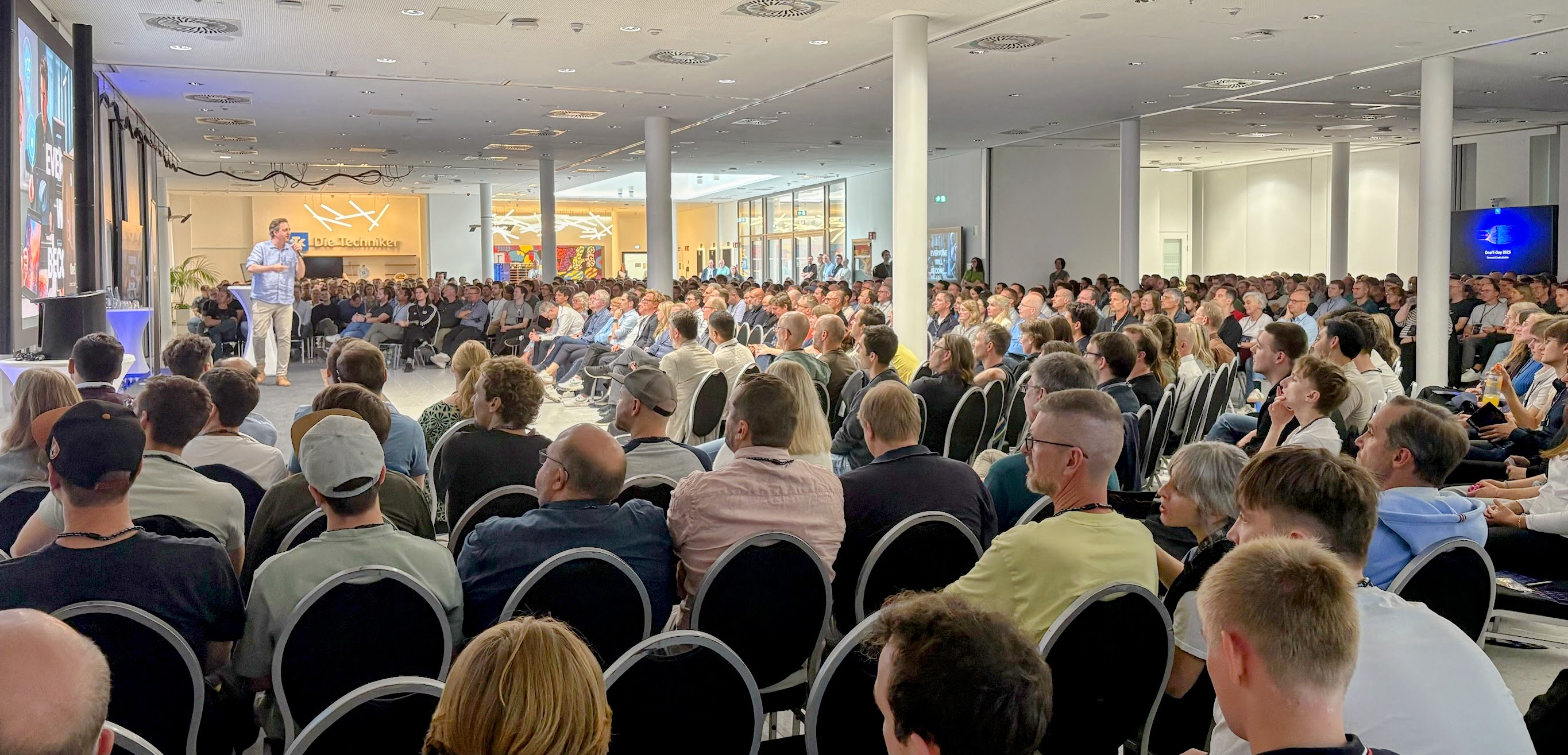 Großes Publikum bei einem Vortrag von Roman Weishäupl – hunderte Zuhörer im Konferenzsaal