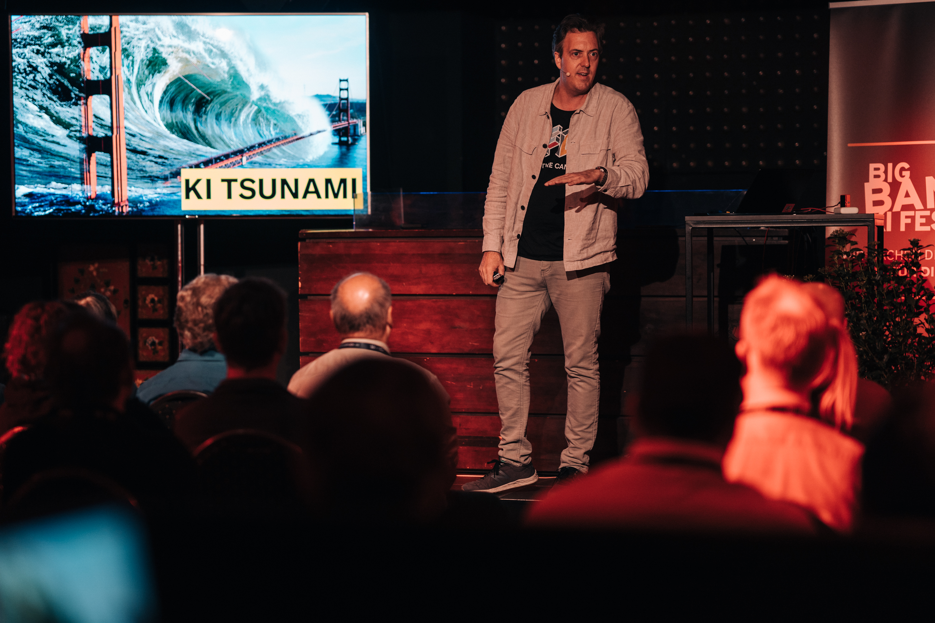Roman Weishäupl hält seine KI-Tsunami Keynote auf der Bühne des Big Bang Health Festivals