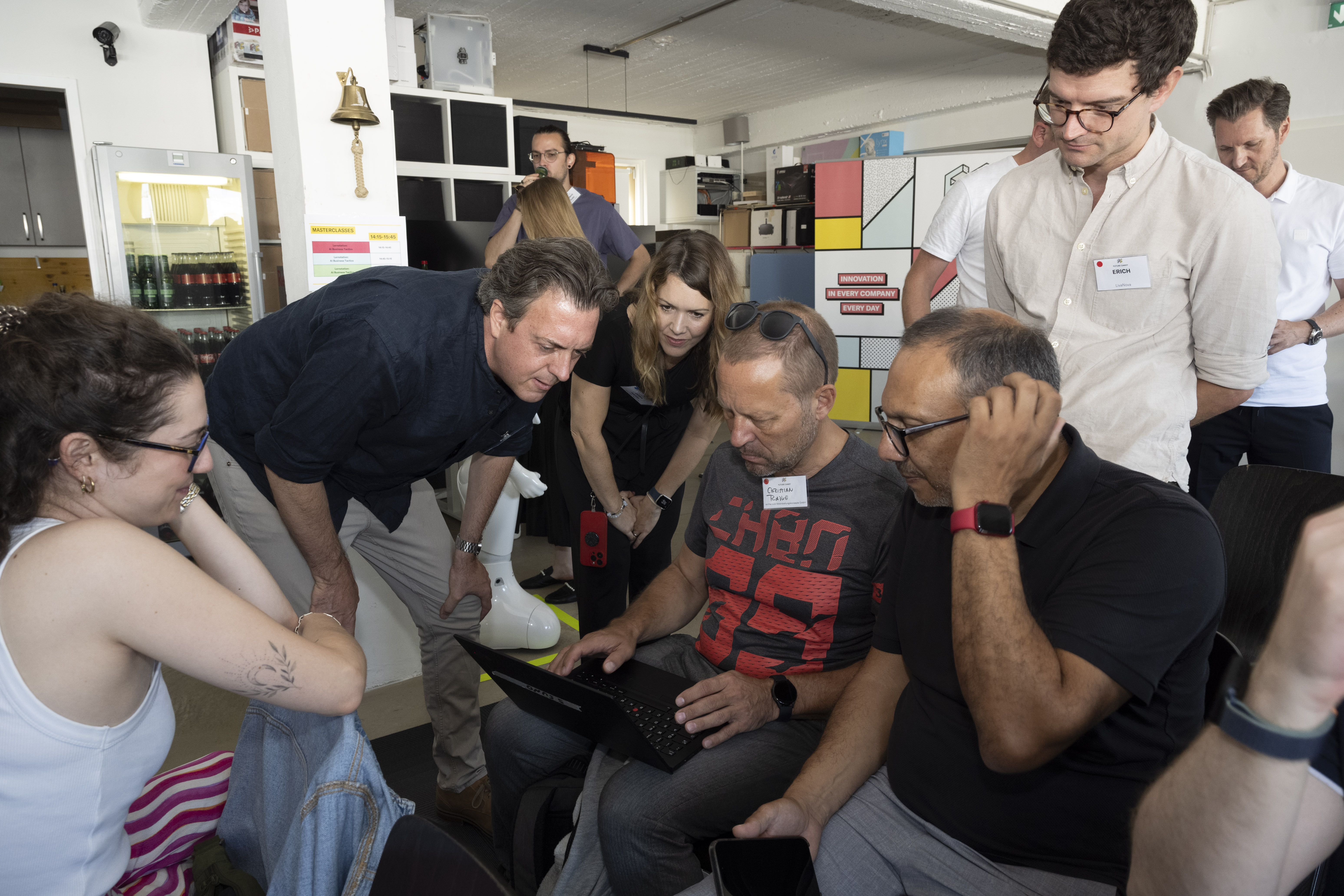 Roman Weishäupl coacht Teilnehmer direkt am Laptop – persönliches KI-Training