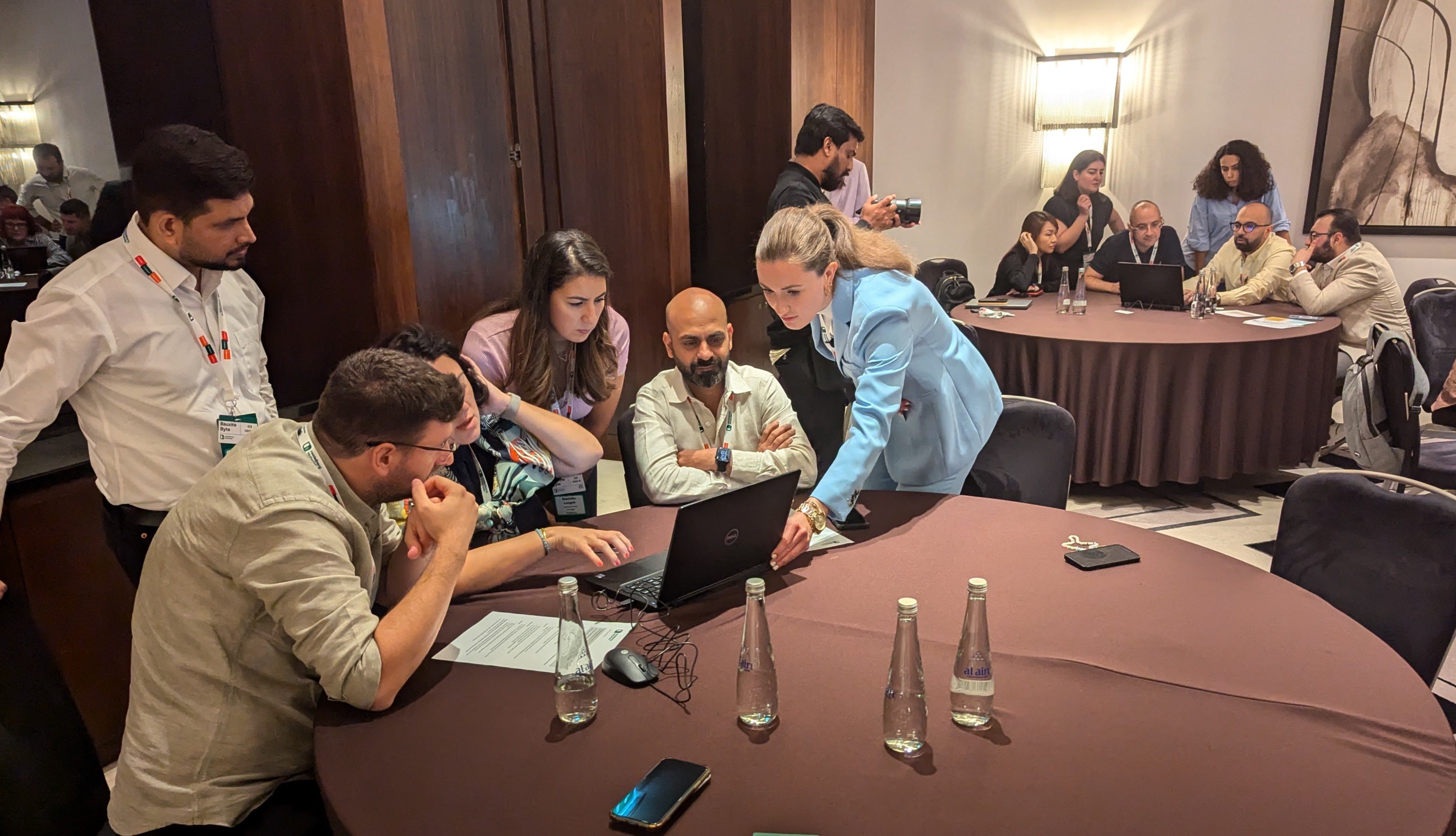 Teilnehmer des KI Bootcamps arbeiten gemeinsam am Laptop – Hands-on Workshop