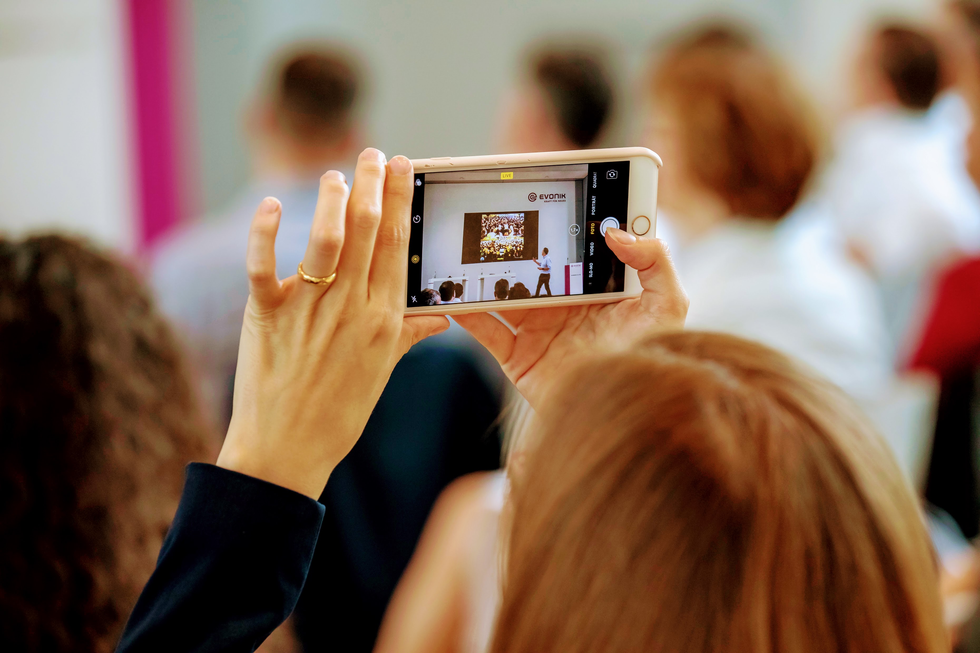 Roman Weishäupl – Evonik, Publikum fotografiert die Keynote