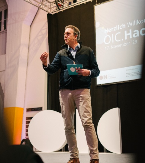 Roman Weishäupl auf der Bühne der Open Innovation City Bielefeld als Keynote Speaker und Moderator