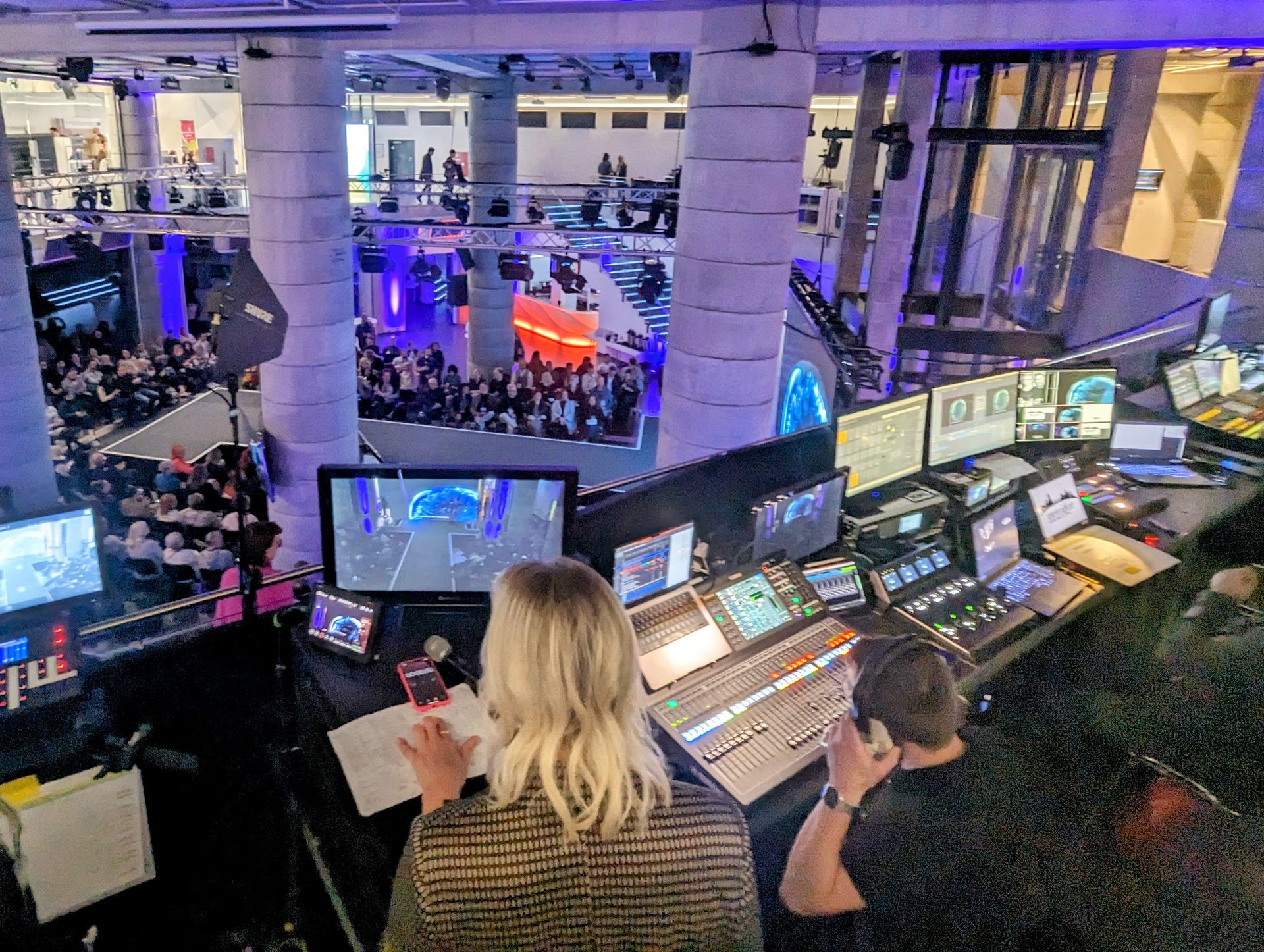 Blick aus der Eventregie über den vollen Saal – kurz vor dem Auftritt