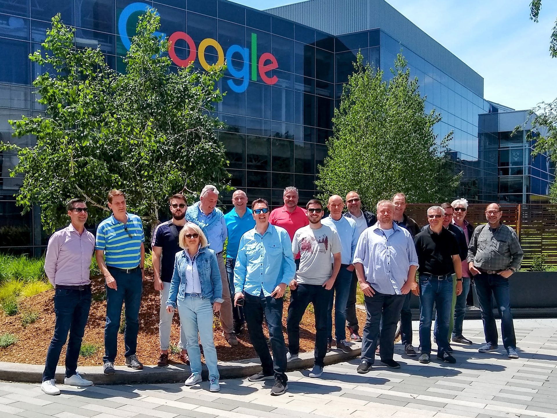 Roman Weishäupl mit einer Delegation vor dem Google Headquarter im Silicon Valley