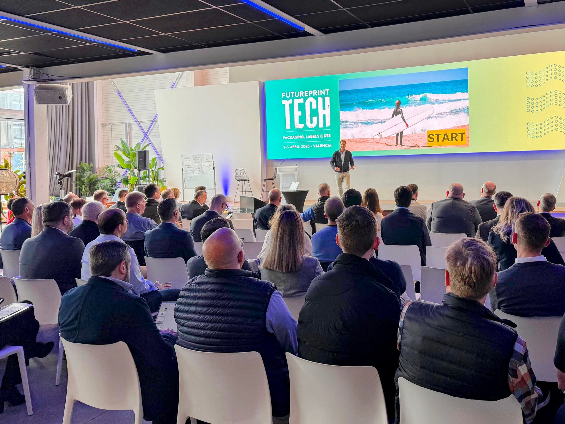Roman Weishäupl auf der Bühne der FuturePrint TECH in Valencia vor vollem Saal