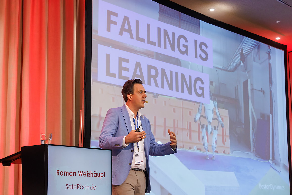 Roman Weishäupl beim Vortrag über Dezentralisierung von Innovation in Unternehmen