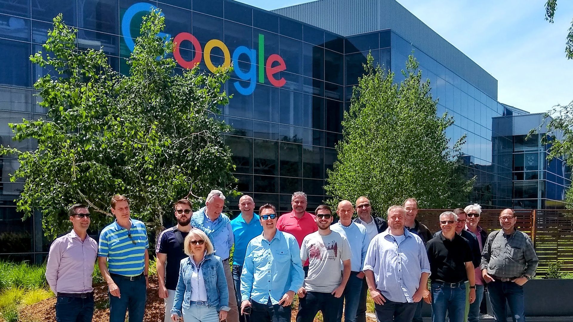 Roman Weishäupl with a delegation in front of Google headquarters in Silicon Valley