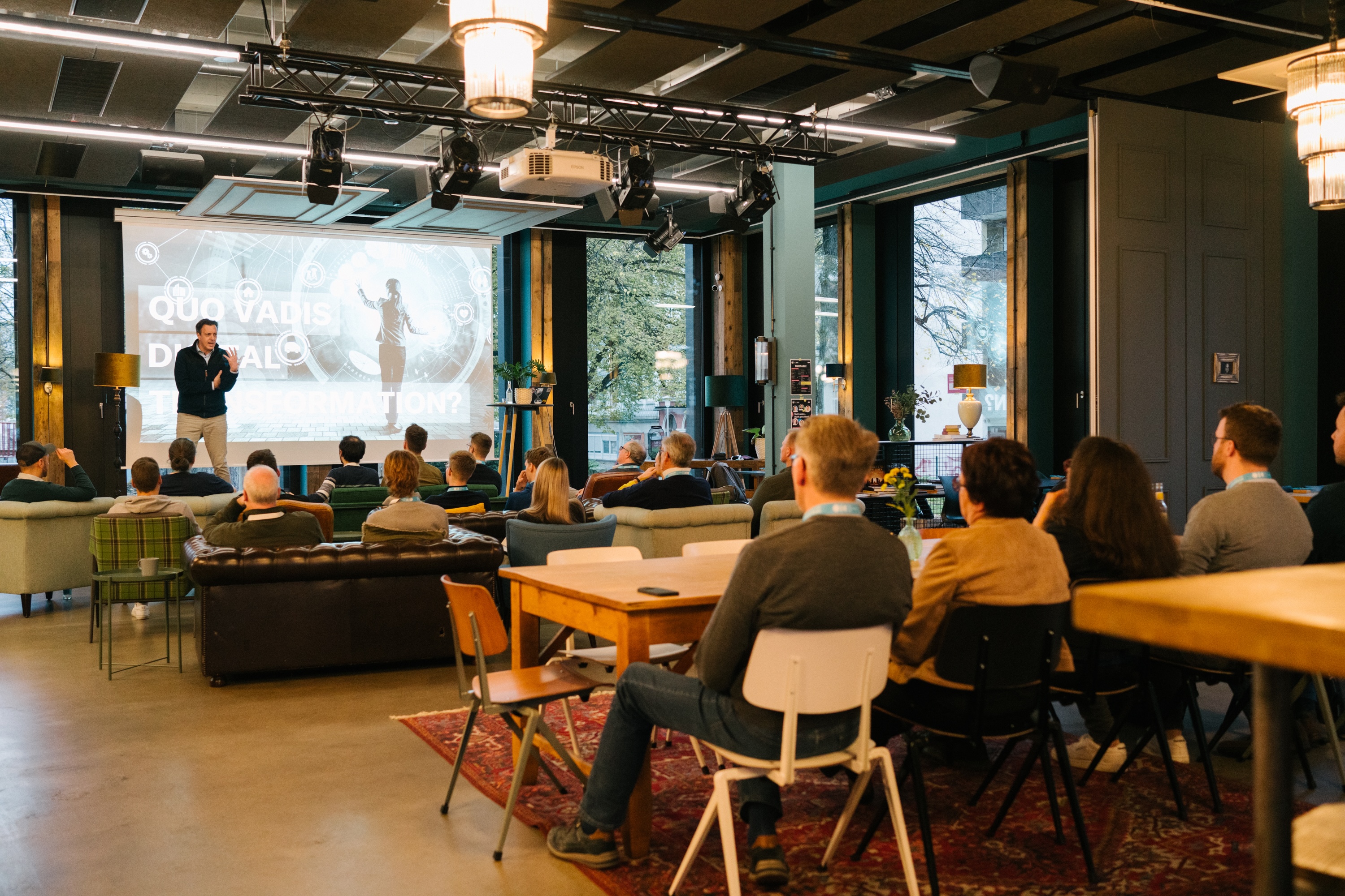 Roman Weishäupl moderiert einen interaktiven Innovation-Workshop mit Teilnehmern